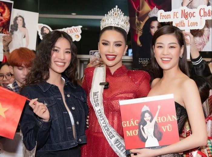 Rất đông người hâm mộ đã có mặt để tiễn nàng Hậu lên đường, hoa hậu Khánh Vân, Á hậu Kim Duyên, Thảo Nhi, Thủy Tiên có mặt tại sân bay Tân Sơn Nhất để chia tay Ngọc Châu.