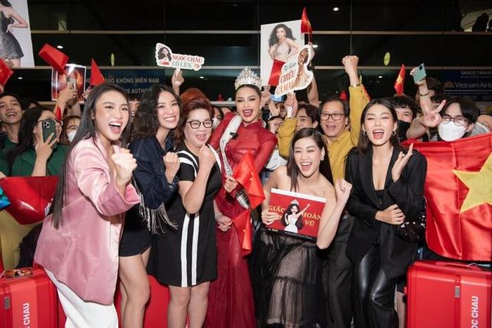 Sau khi sang Mỹ, đại diện Việt Nam sẽ có những buổi huấn luyện cuối cùng với cựu giám khảo Miss Universe 2011 Jimmy Nguyễn. Trước đó, người đẹp đã có 3 tuần tập luyện với huấn luyện viên Carlos - người đứng sau thành công của Miss Universe 2018 Catriona Gray. Nàng hậu nhận được nhiều lời khen từ huấn luyện viên và có sự thay đổi rõ rệt về sắc vóc, kỹ năng và thần thái.