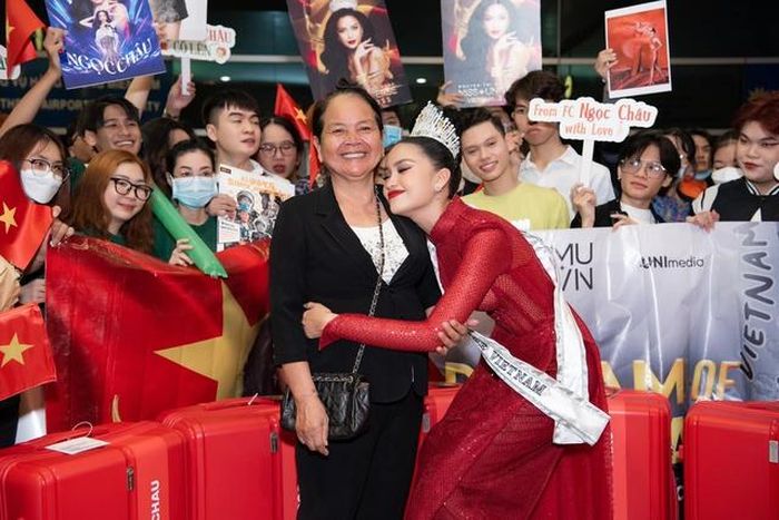 Gia đình của Ngọc Châu và nhiều fan sắc đẹp cũng đến ủng hộ tinh thần cho cô. Ngọc Châu chia sẻ đây chính là nguồn động lực để cố gắng trên hành trình sắp tới.