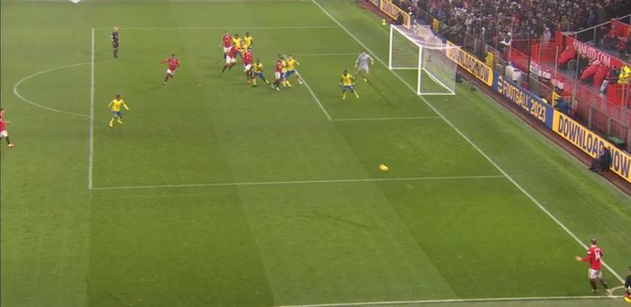  Ở khung hình này, Rashford thoải mái di chuyển đón quả chuyền tầm thấp của Eriksen. Trong tư thế trống trải không bị theo kèm, số 10 dễ dàng dứt điểm một chạm tung lưới Nottingham Forest. 