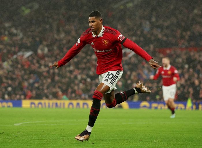  Tuyển thủ Anh đang đạt phong độ cao. Anh có 5 bàn và 3 kiến tạo sau 15 trận Premier League mùa này. Trong chiến thắng 2-0 của "Quỷ đỏ" trước Burnley ở vòng 16 đội Carabao Cup hôm 22/12, Rashford cũng lập công. 