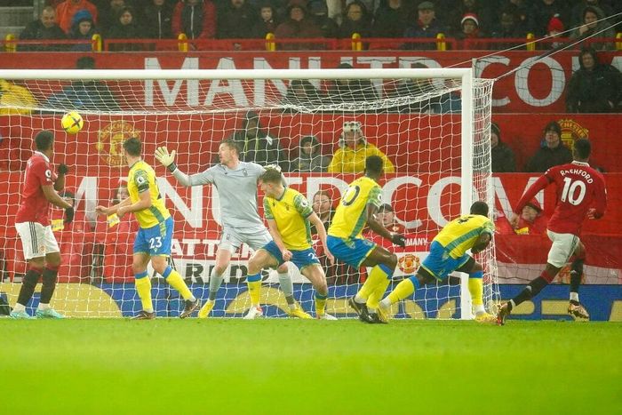  Chứng kiến tình huống dàn xếp này, bình luận viên Ian Danter của talkSPORT thốt lên: “Một điều bất ngờ mà MU thường thể hiện trên sân tập. Eriksen tạt bóng thuận lợi và Rashford dứt điểm không thể cản phá". 