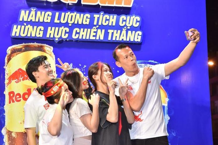 Thủ thành 35 tuổi được nhiều CĐV chú ý bởi sự thân thiện. Ảnh: TD