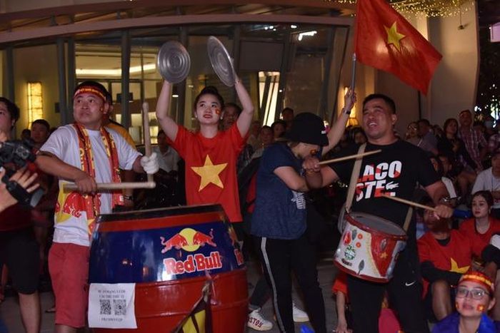 Niềm vui của các CĐV khi đội tuyển đền đáp lại sự cổ vũ của người hâm mộ. Ảnh: TD