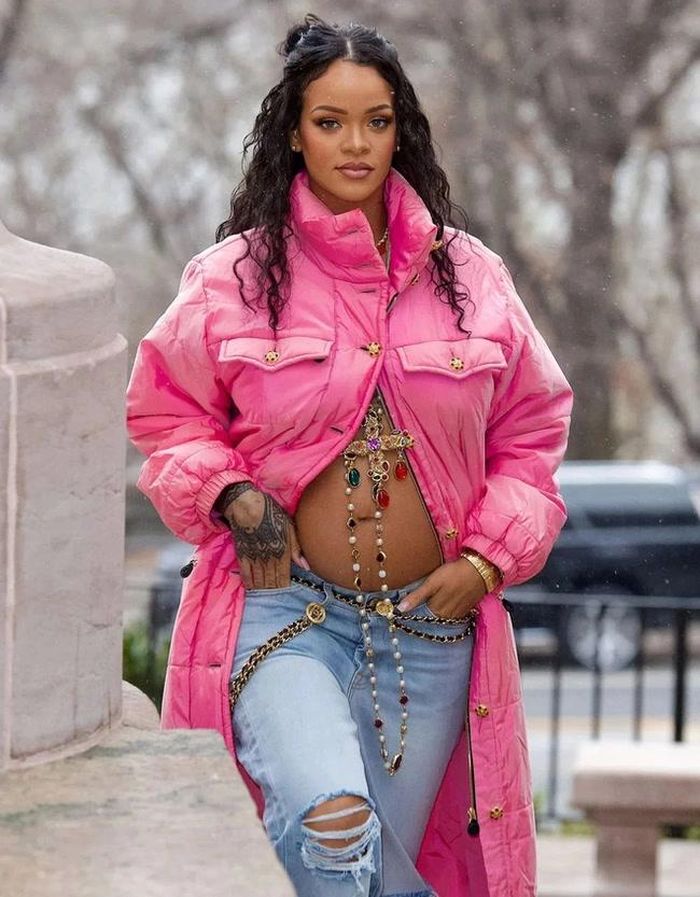 Rihanna dạo phố với bộ trang phục khoe bụng bầu đầy cá tính