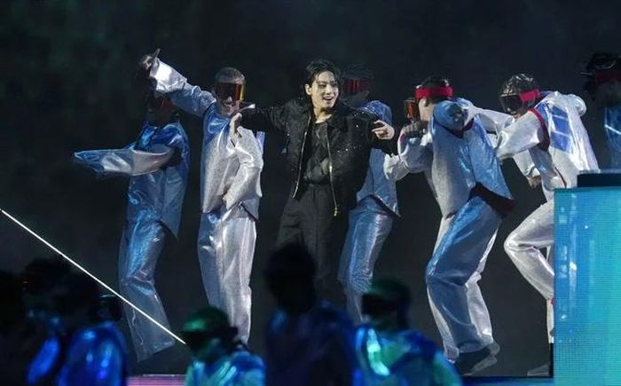 Em út BTS biểu diễn tại lễ khai mạc World Cup