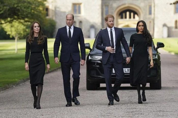 Hoàng tử William và em trai Harry bị rạn nứt từ khi Harry kết hôn với Meghan Markle và đây là lần đầu tiên hai anh em xuất hiện cùng nhau trước công chúng kể từ tháng 3/2020