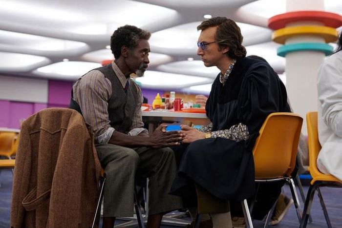 Don Cheadle và Adam Driver (phải) trong “White Noise”