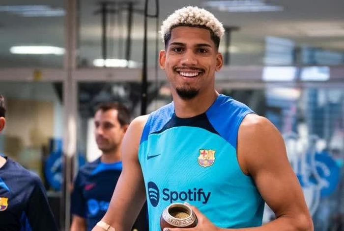 Ronald Araujo được cấp hộ chiếu Tây Ban Nha.