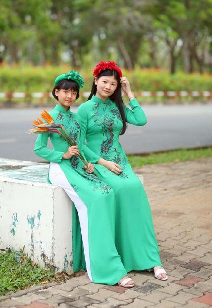 Hai chị em mặc áo dài truyền thống xinh xắn