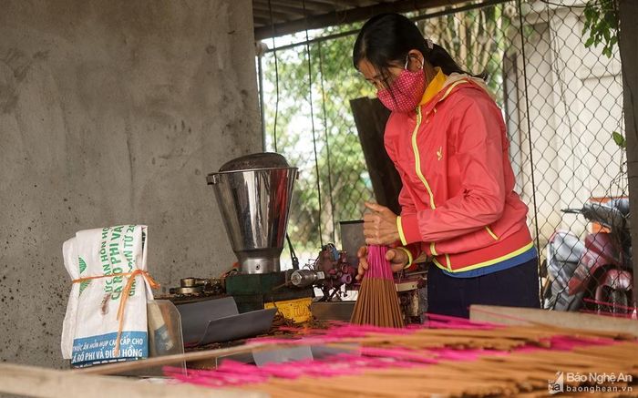 Hương thẻ Tây Lân chủ yếu cung ứng ra thị trường trong tỉnh, Thanh Hóa và Hà Tĩnh. Ngoài ra còn xuất bán sang Lào và Căm-pu-chia. Để đáp ứng nhu cầu, thị hiếu của khách hàng, ngoài việc dùng các nguyên liệu thảo mộc truyền thống, một số công đoạn làm hương đã sử dụng máy móc để giảm sức lao động, que hương đều và đẹp hơn. Ảnh: Thanh Phúc