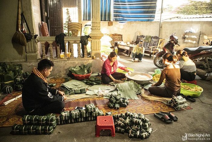 Ông Nguyễn Văn Hạ, người dân làng nghề cho biết: "Tết là vụ làm bánh chính trong năm. Đơn đặt bánh Tết nội tỉnh, ngoại tỉnh về tới tấp, làm không ngơi tay, từ Tết ông Công, ông Táo trở đi thì nhiều đêm người dân làng nghề thức trắng mới kịp đơn hàng. Có những ngày chỉ kịp chợp mắt ngay trên chồng lá, bì nếp”. Ảnh: Thanh Phúc