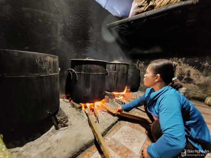 Cuối năm, những bếp nấu bánh đỏ lửa liên tục từ ngày này sang ngày khác, không ngưng nghỉ. Ảnh: Thanh Phúc