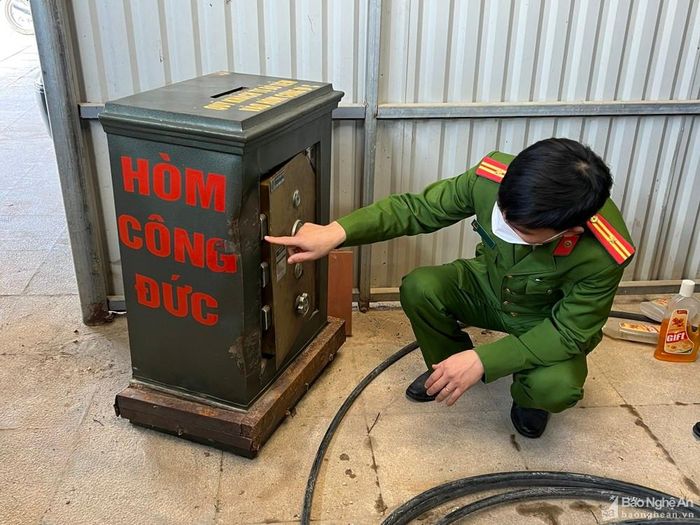 Hòm công đức sau khi bị các đối tượng đục phá. Ảnh: Vương Linh