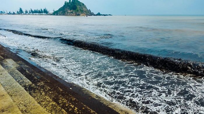 Tình trạng nước biển chuyển màu đen kéo dài khoảng 1km. Ảnh: Nhật Lân