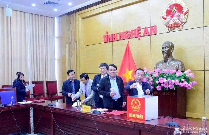 Các thành viên Hội đồng thẩm định NTM tỉnh bỏ phiếu công nhận các xã về đích NTM và NTM nâng cao. Ảnh: Xuân Hoàng