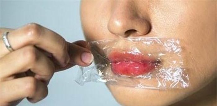 Bạn có thể tự làm hồng môi tại nhà bằng phương pháp đơn giản.