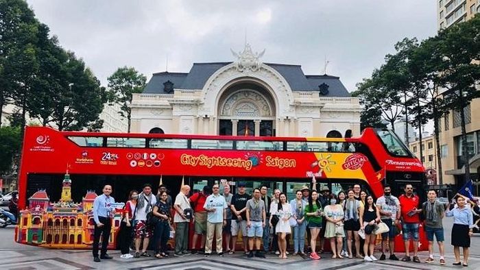 Du khách nước ngoài tham quan TP.HCM bằng xe buýt 2 tầng