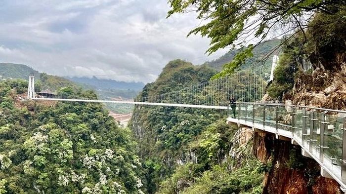 Cầu kính Bạch Long (Sơn La ) dài 632m, cao 150m