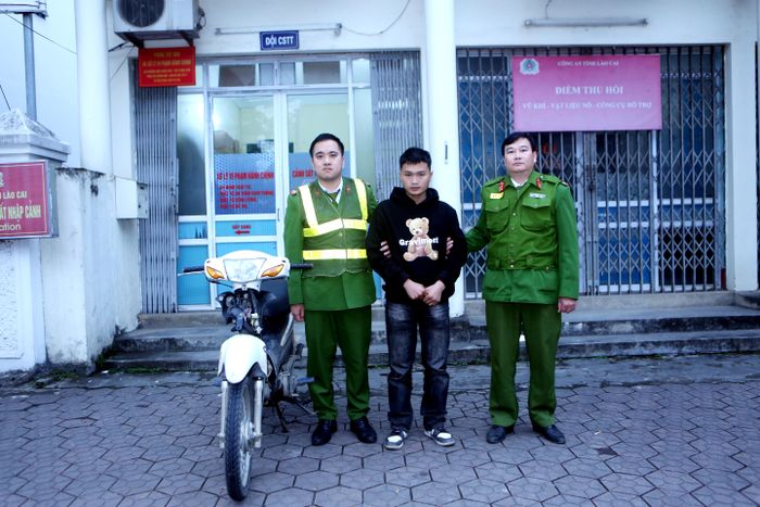 Lực lượng Cảnh sát 113 và Cảnh sát trật tự bắt giữ đối tượng cùng tang vật.