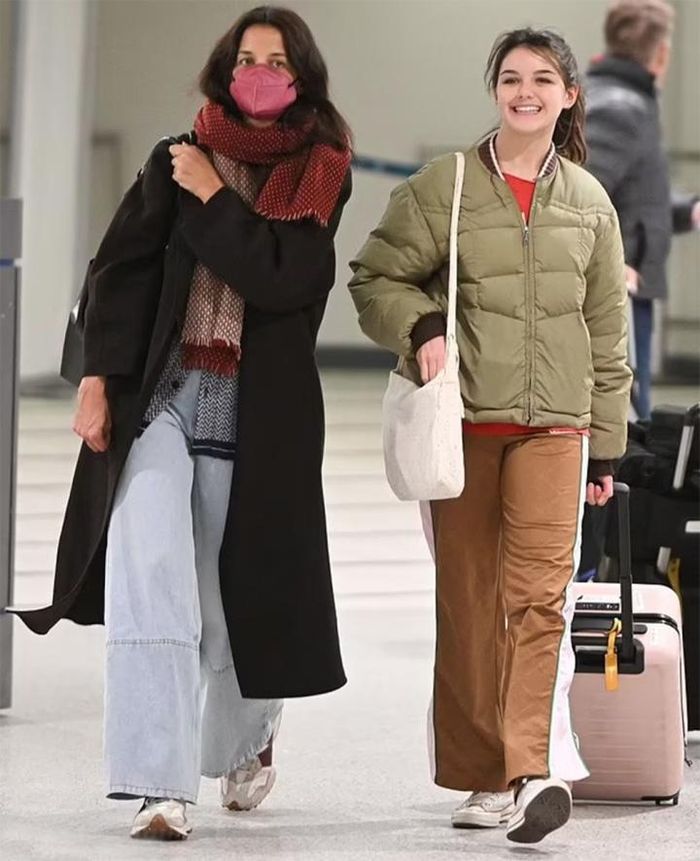 Suri Cruise tuổi 16 có nụ cười đáng yêu và đôi mắt sâu hút hồn. Cô đẹp rạng rỡ dù để mặt mộc, buộc tóc đơn giản và ăn mặc xuề xòa.