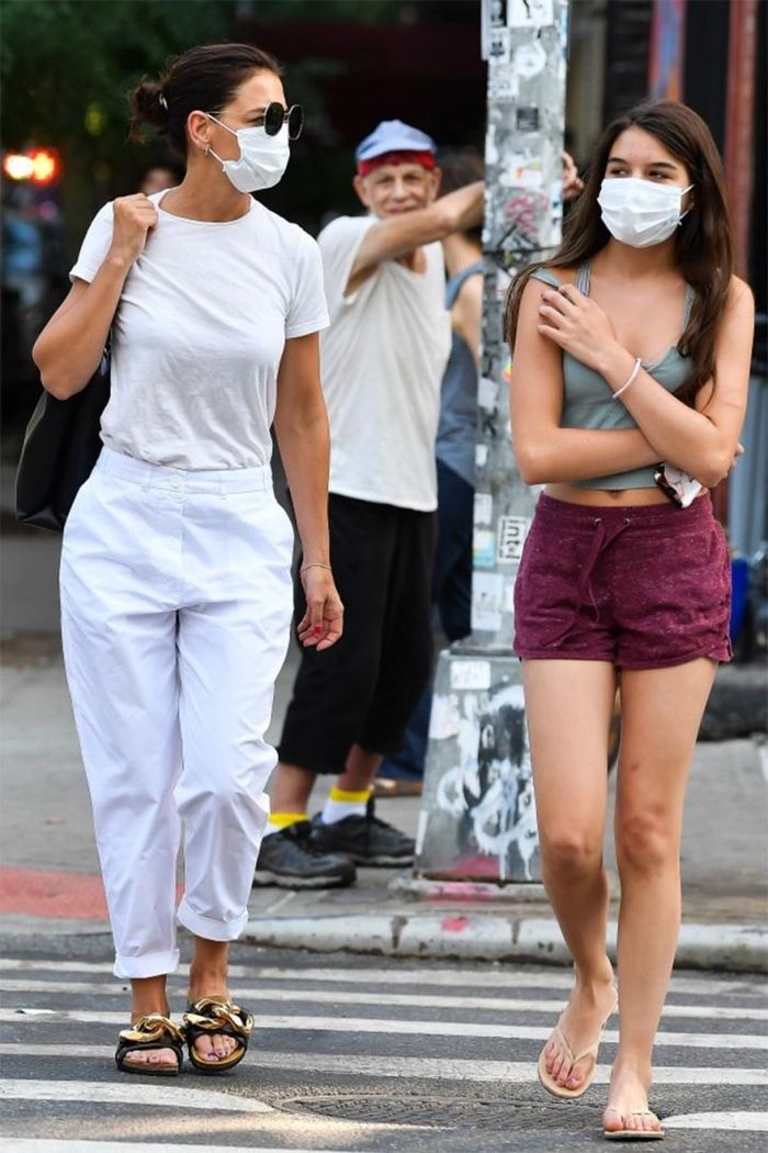 Suri càng lớn càng xinh đẹp. Ở tuổi thiếu nữ, cô có vóc dáng cao thanh thoát và gương mặt đẹp không góc chết. 