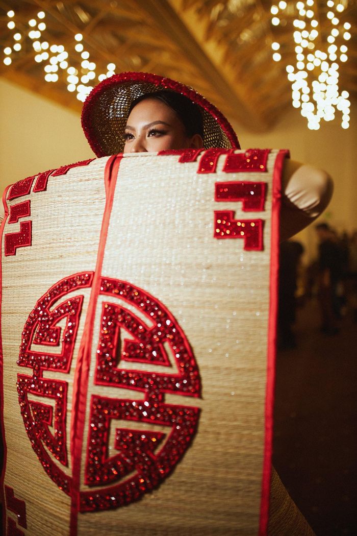 Trước khi điều chỉnh thiết kế, "Chiếu Cà Mau" với họa tiết chữ "Lộc" được may ở vạt áo.