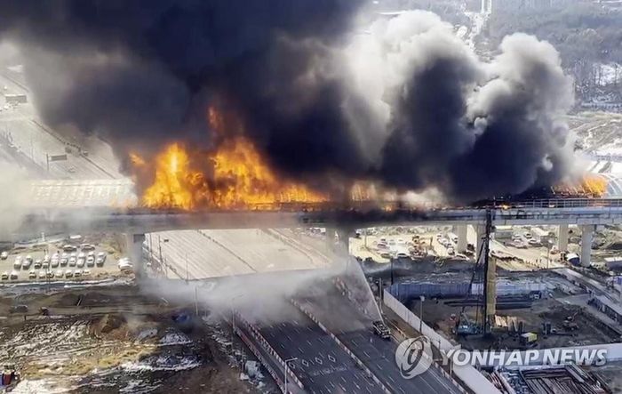 Ngọn lửa lan nhanh khiến khói đen bốc lên nghi ngút. Ảnh: Yonhap 