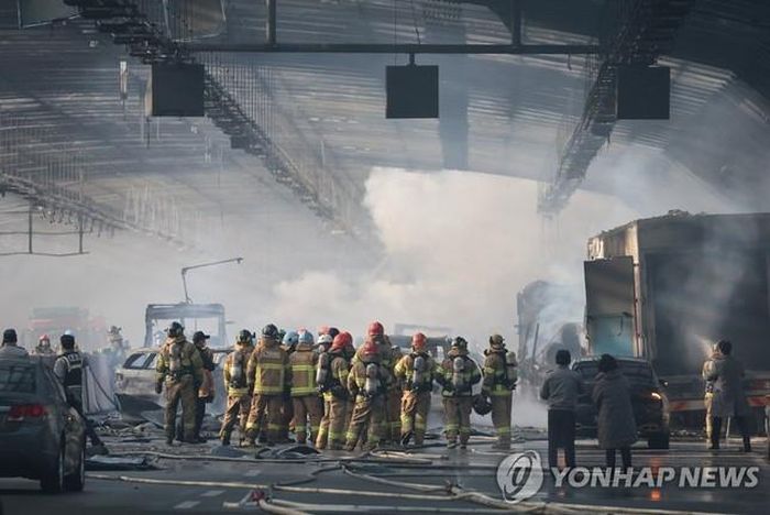 Lính cứu hỏa tại hiện trường vụ cháy. Ảnh: Yonhap