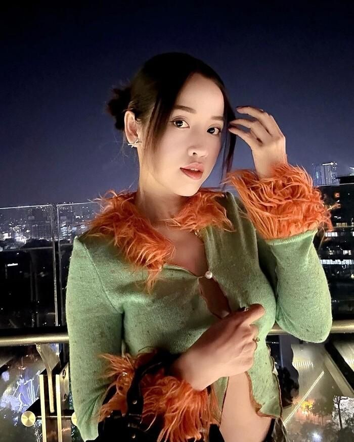 Cô nàng khéo léo che chắn phần "thiếu vải" nhất của chiếc áo