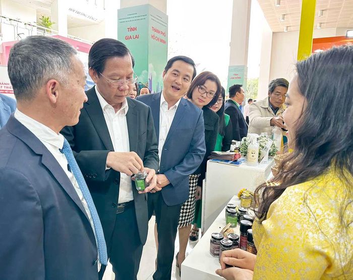 Chủ tịch UBND TP. Hồ Chí Minh Phan Văn Mãi (thứ 2 từ trái sang) tham quan các gian hàng của doanh nghiệp Gia Lai trong khuôn khổ hội nghị. Ảnh: Diễm Thương