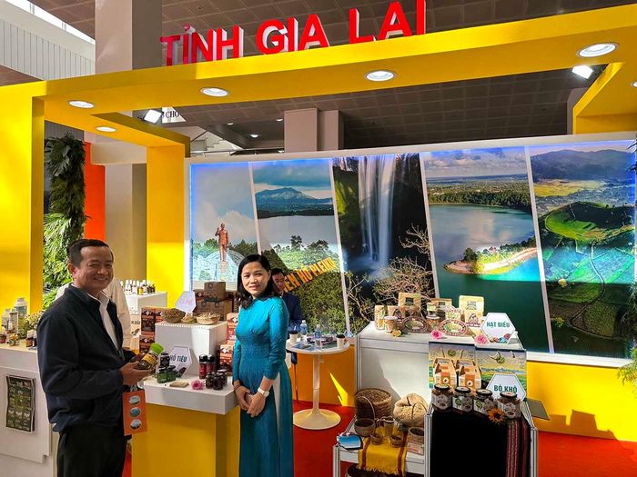 Gian hàng tỉnh Gia Lai trưng bày các sản phẩm đặc trưng, thế mạnh tại hội nghị. Ảnh: Diễm Thương