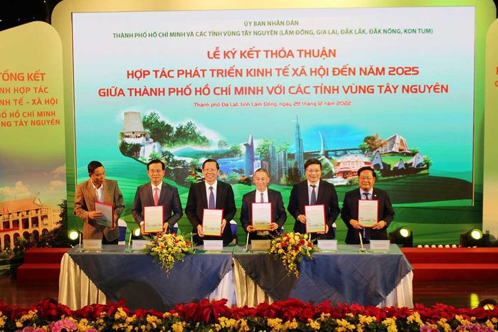 Chủ tịch UBND TP Hồ Chí Minh cùng 5 Chủ tịch UBND các tỉnh Tây Nguyên ký kết hợp tác phát triển kinh tế- xã hội. Ảnh: Diễm Thương