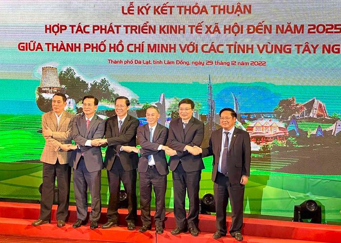 Chủ tịch TP. Hồ Chí Minh và 5 Chủ tịch các tỉnh Tây Nguyên bắt tay thắt chắt quan hệ hợp tác phát triển kinh tế- xã hội. Ảnh: Diễm Thương