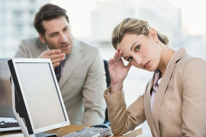 Nghiên cứu cho thấy “mansplaining” có tác động xấu tại nơi làm việc. Ảnh: Shutterstock.
