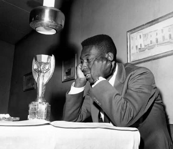 Pele ngắm nhìn chiếc cúp Jules Rimet của kỳ World Cup năm 1958