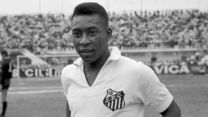 Pele gắn bó gần như cả sự nghiệp trong màu áo Santos