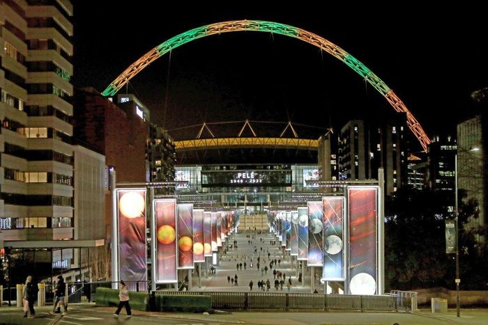  SVĐ Wembley (London) cũng cũng chuyển màu đèn sang vàng - xanh để tạm biệt Vua bóng đá 