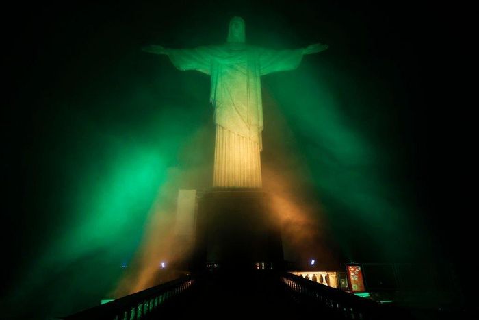  Bức tượng Chúa cứu thế ở Rio de Janeiro được thắp sáng theo màu quốc kỳ Brazil. Chính phủ Brazil thông báo sẽ tiến hành quốc tang trong 3 ngày bắt đầu từ đêm 29/12 