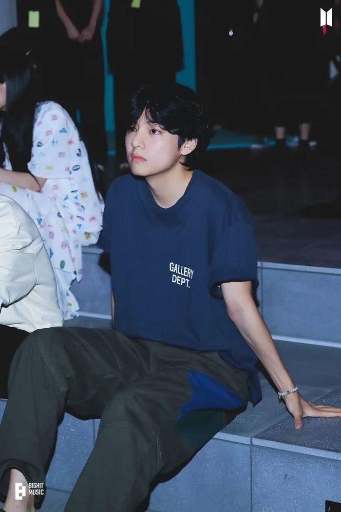 V