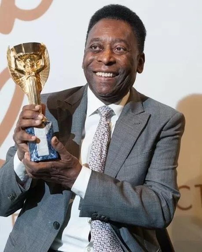 Pele với chiếc cúp Nữ thần vàng ở World Cup 1970