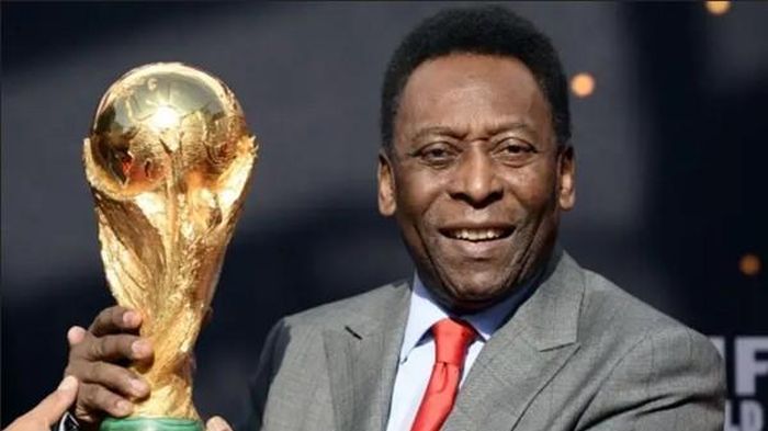 Bàn thắng của Pele đầu tiên phải kể đến là pha ghi bàn đầu tiên cho Brazil ở tuổi 16. Phút 76, bóng được phá vừa tầm với cầu thủ 16 tuổi và trong một khoảnh khắc chớp nhoáng, ông đã xé lưới Argentina.