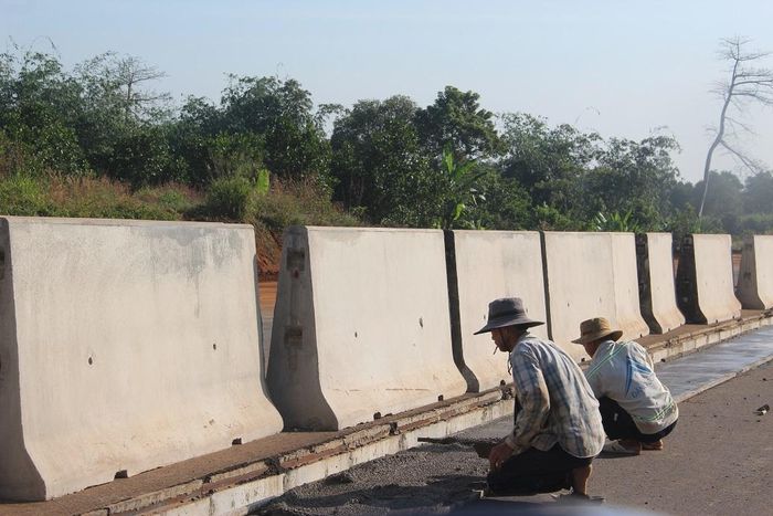 Công nhân chuấn bị phần nền đặt dãy phân cách