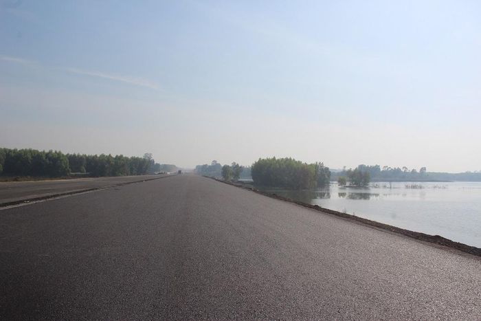 Một đoạn cao tốc băng qua hồ Gia Măng (huyện Xuân Lộc- Đồng Nai)