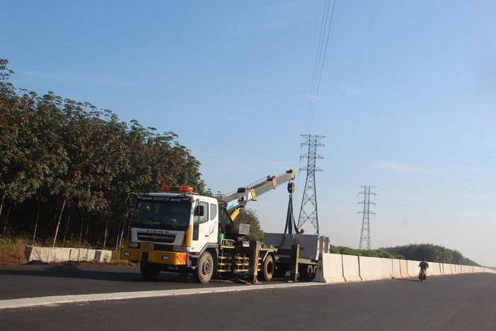 Thi công lắp đặt dãy phân cách tại các phần đường đã thảm nhựa