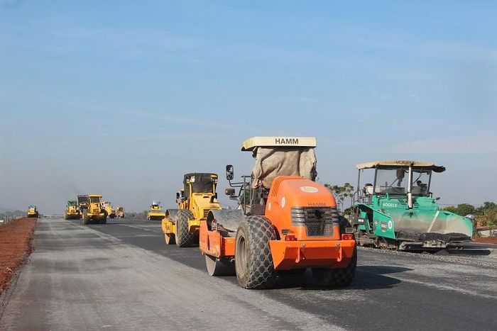 Nhiều máy móc được huy động thi công 3 ca- 4 kíp 
