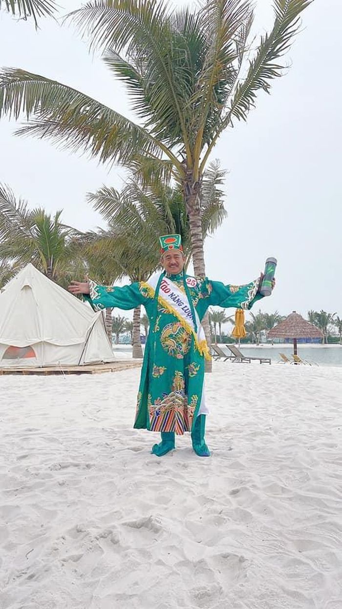 Trên trang cá nhân, nghệ sĩ Thanh Dương chia sẻ: “Trong một rổ ‘Táo quen' xuất hiện một quả ‘Táo lạ’. Kỷ niệm năm thứ 20 của chương trình 'Gặp nhau cuối năm', thay mặt họ nhà Táo xin chúc bách gia trăm họ vạn sự như ý”. Theo như chia sẻ trên trang cá nhân, nghệ sĩ Thanh Dương chia sẻ hình ảnh mặc đồ Táo Năng lượng đứng trên bãi biển. 