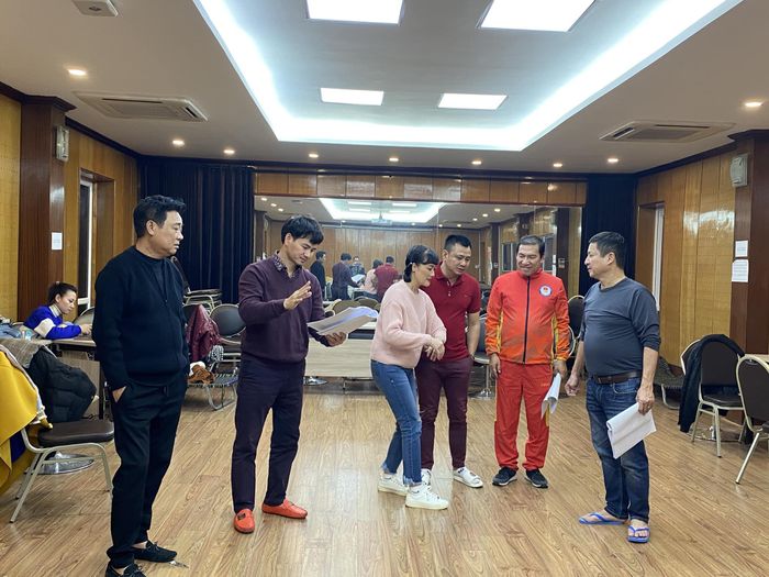  Trên trang cá nhân, NSƯT Xuân Bắc cũng đăng tải hình ảnh các nghệ sĩ đang hăng say luyện tập để chuẩn bị cống hiến một chương trình hay cho khán giả.