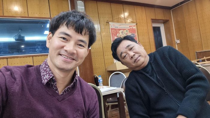 "Mệt nhưng vẫn tươi, đăng mấy cái ảnh gửi mọi người để chúc gia đình ngủ ngon còn anh em tôi chiến tiếp", NSƯT Xuân Bắc chia sẻ.
