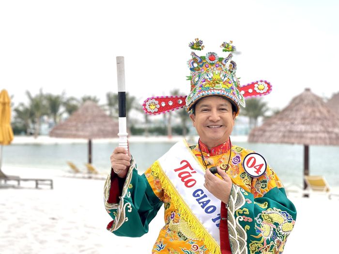 "Xin chào. Tôi Táo Giao thông tính tình thẳng thắn ghét sự lòng vòng nhưng lại thích tạo những nét cong cong ở những con đường bên trong thành phố", NSƯT Chí Trung hé lộ tạo hình trong chương trình năm nay.